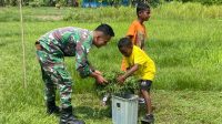 Satgas Yonif 122/TS Ajak Anak-Anak Diperbatasan Bersihkan Lingkungan