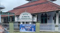 Spanduk Muri Dipasang di Pagar Masjid, Sat Pol PP: Itu Melanggar Perda