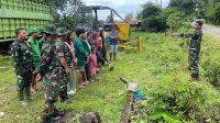 Sinergi TNI dan Masyarakat Balocci Baru Aksi Bersama Bersihkan Selokan Dan Jalan Cegah Banjir