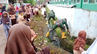 Koramil 1426-01/Polut Ajak Siswa Siswi SD Kerja Bakti Bersihkan Selokan Dan Bahu Jalan