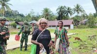 Satgas Yonif 642/Kps Berbagi Makanan Ringan Pada Masyarakat