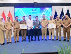 Komitmen Tingkatkan Kesadaran Hukum Masyarakat, Bupati Lutra Terima Penghargaan dari Kemenkum 