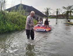 Bhabinkamtibmas mengajak masyarakat untuk selalu siaga dan berhati-hati, Terdampak banjir.