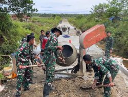 Satgas Pamtas Kewilayahan RI-PNG Yonif 410/Alugoro Bersama Masyarakat Perbaiki Jalan yang Rusak 