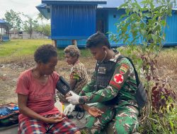 Satgas Yonif 123/Rajawali Pos Koroway Gelar Patroli Sambil Membagikan Sembako dan Pelayanan Kesehatan di Kampung Mabul