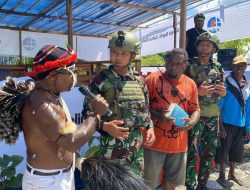 Bantuan Sosial Satgas Yonif 521/DY Dalam Rangka Peresmian Gereja Baptis Zaitun Elelim di Kampung Honita