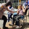 Sigapnya Polwan Polresta Sidoarjo Bantu Disabilitas di Terminal Purabaya saat Arus Balik