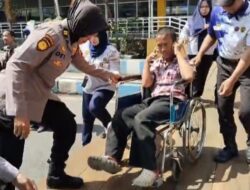 Sigapnya Polwan Polresta Sidoarjo Bantu Disabilitas di Terminal Purabaya saat Arus Balik