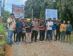 Masyarakat dari 14 Desa di Kecamatan Jelai Hulu, Kabupaten Ketapang, melakukan aksi pemasangan portal di enam titik akses